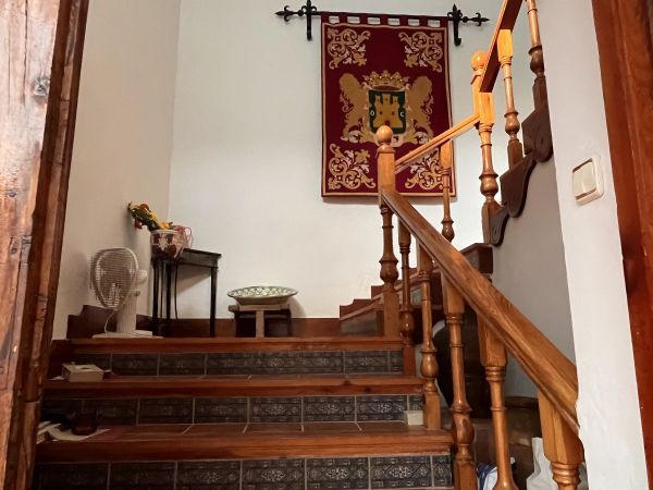 Escalera con escudo