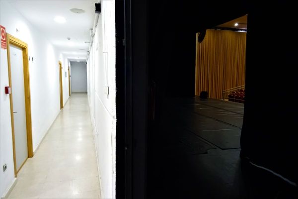 Parte del escenario junto instalaciones situadas tras el mismo.